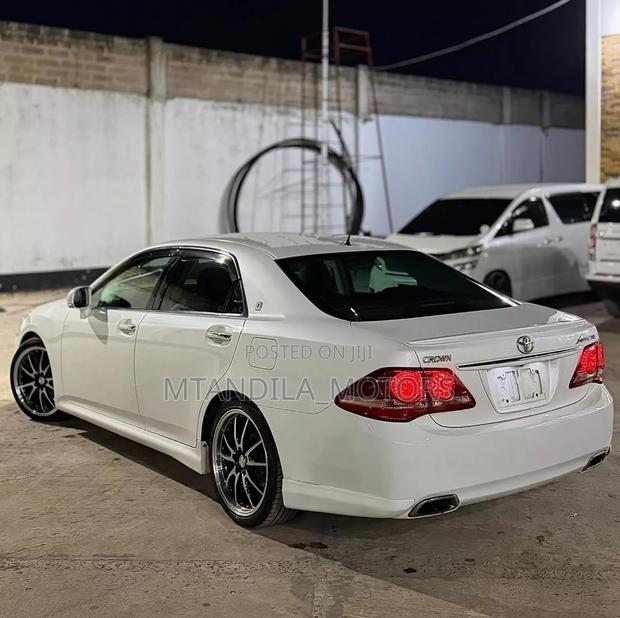 Toyota Crown 2009 White