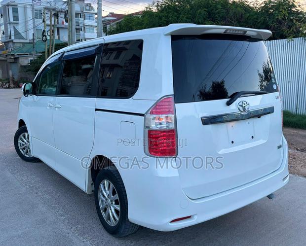 Toyota Noah 2.0 143hp AWD (7 Seater) 2009 Pearl