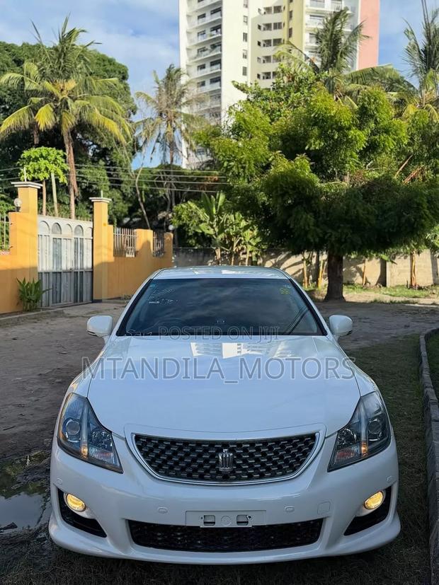 Toyota Crown 2010 White