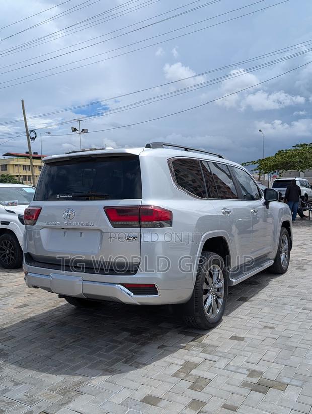 Toyota Land Cruiser LC300 2024 Silver