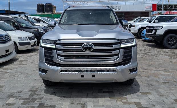 Toyota Land Cruiser LC300 2024 Silver