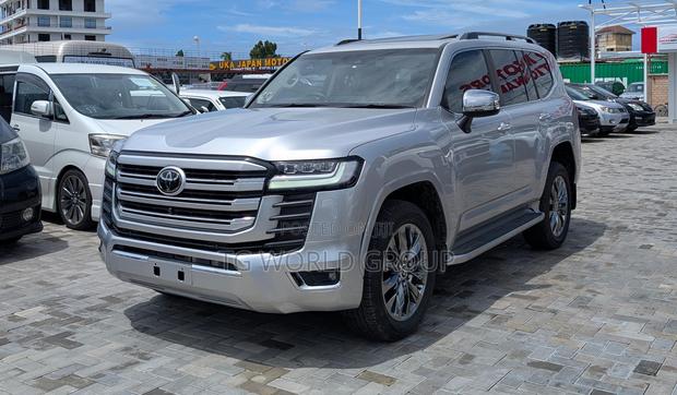 Toyota Land Cruiser LC300 2024 Silver