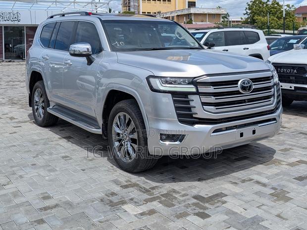 Toyota Land Cruiser LC300 2024 Silver