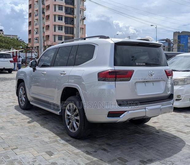 Toyota Land Cruiser 2023 Silver