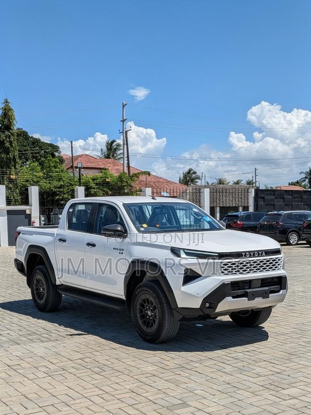 New Toyota Hilux 2025 White