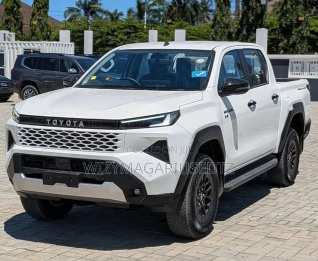 New Toyota Hilux 2025 Off white