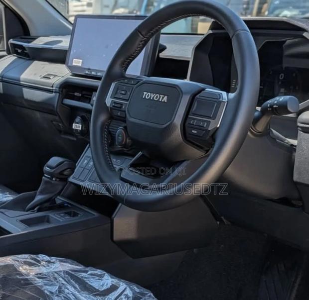 New Toyota Hilux 2025 Off white