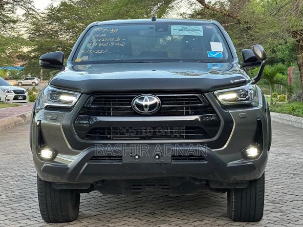 Toyota Hilux 2022 Gray