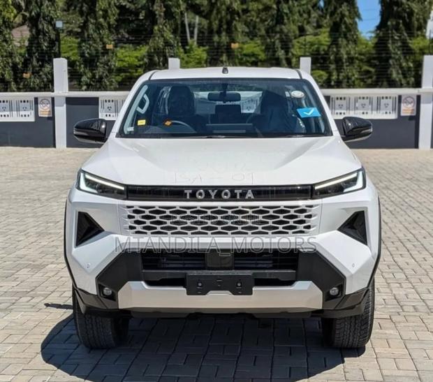 Toyota Hilux 2025 White
