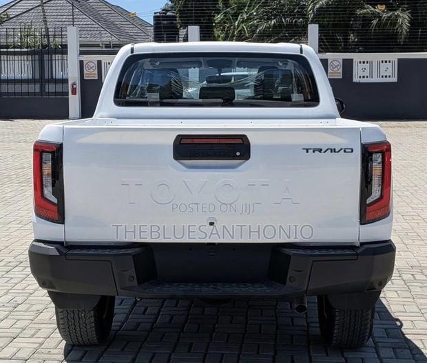 Toyota Hilux 2025 White