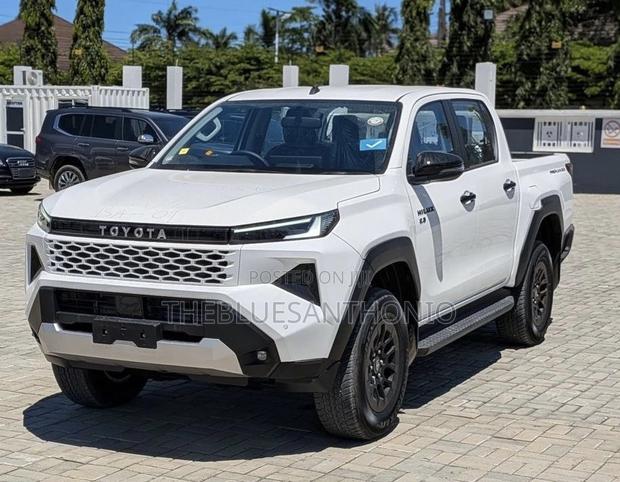 Toyota Hilux 2025 White