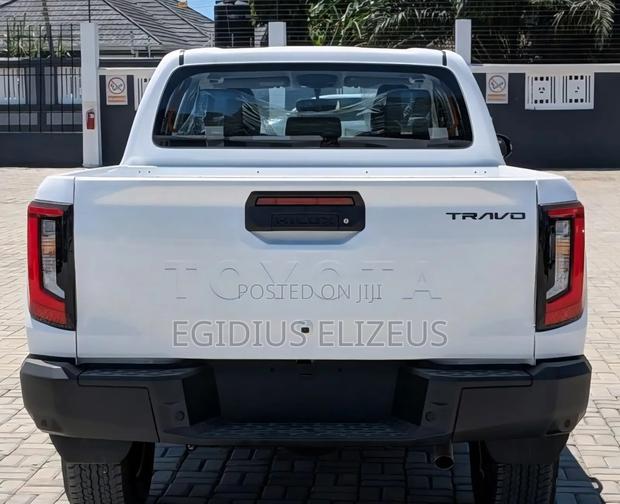 New Toyota Hilux 2025 White