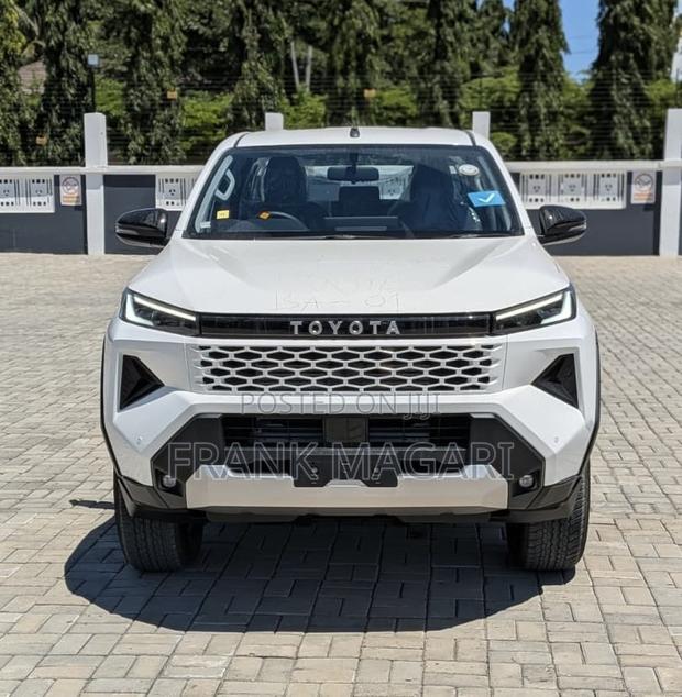 New Toyota Hilux 2025 White