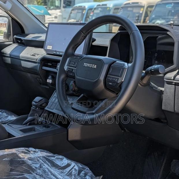 New Toyota Hilux 2025 White