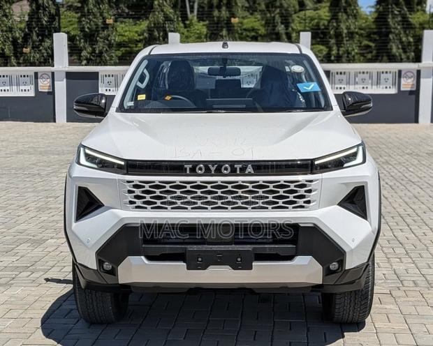 New Toyota Hilux 2025 Off white