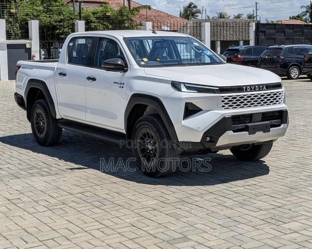 New Toyota Hilux 2025 Off white