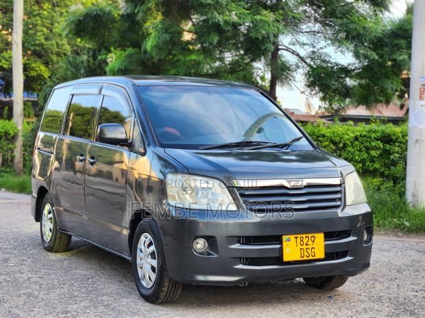 Toyota Noah 2005 Gray