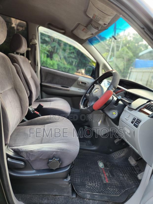 Toyota Noah 2005 Gray