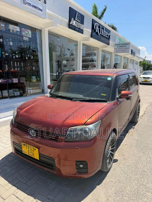 Toyota Corolla Rumion 2011 Red
