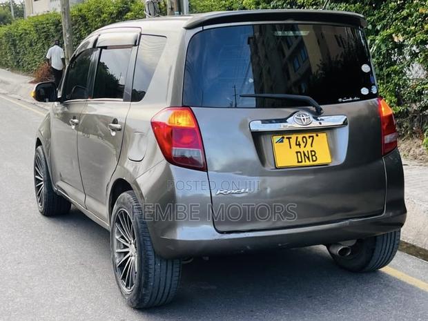 Toyota Ractis 2006 Gray