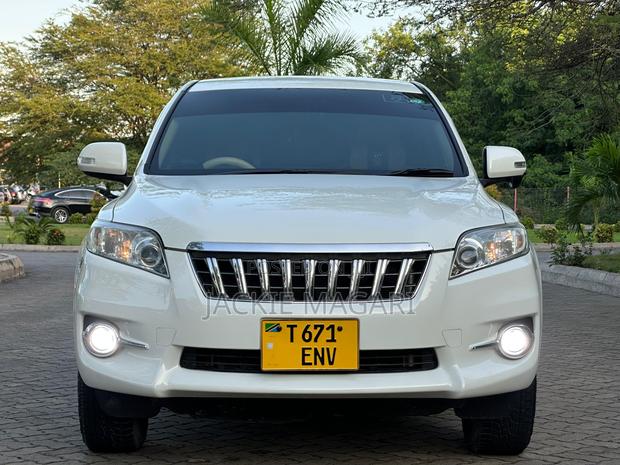 Toyota Vanguard 2011 White