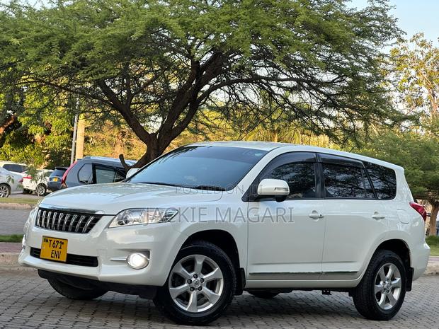 Toyota Vanguard 2011 White