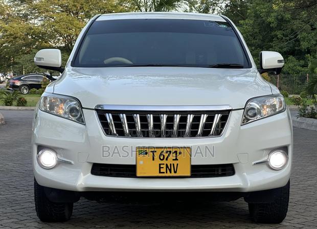 Toyota Vanguard 2011 White