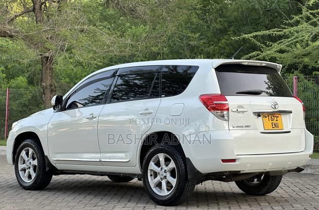 Toyota Vanguard 2011 White