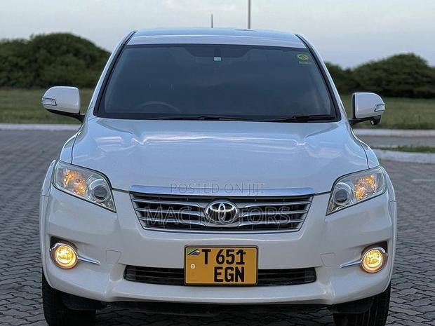 Toyota Vanguard 2012 White