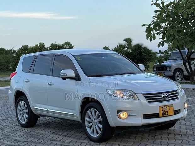 Toyota Vanguard 2012 White