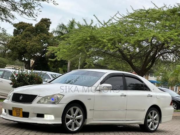 Toyota Crown 2006 White