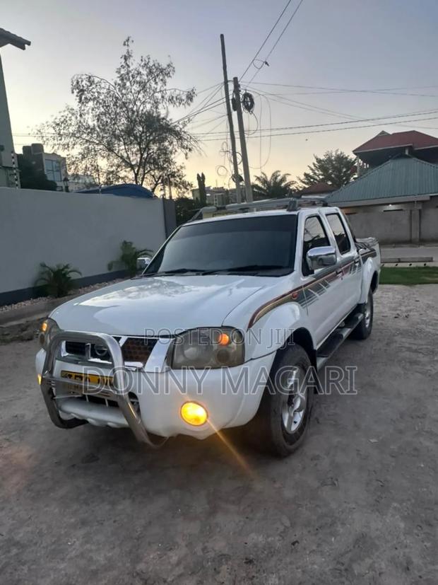 Nissan Hardbody 2007 White
