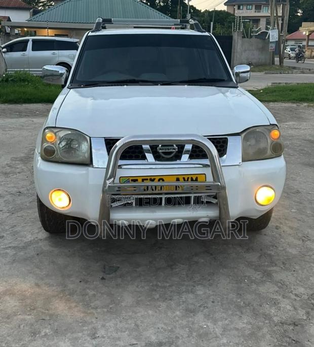 Nissan Hardbody 2007 White