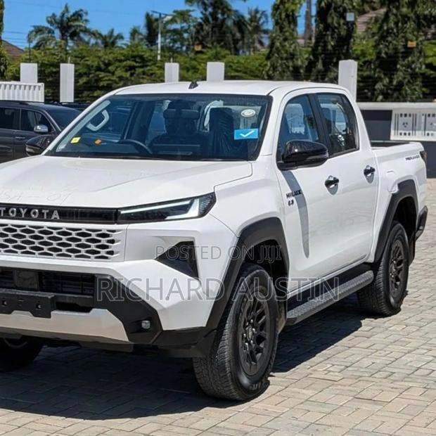 New Toyota Hilux 2025 White