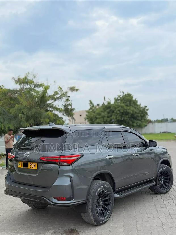 Toyota Fortuner 2.7 AWD 2023 Gray