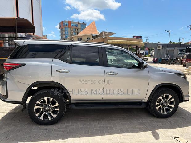 Toyota Fortuner 2024 Silver