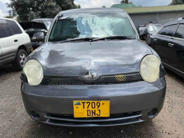 Toyota Sienta 2006 Gray