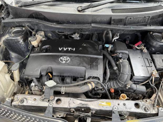 Toyota Sienta 2006 Gray