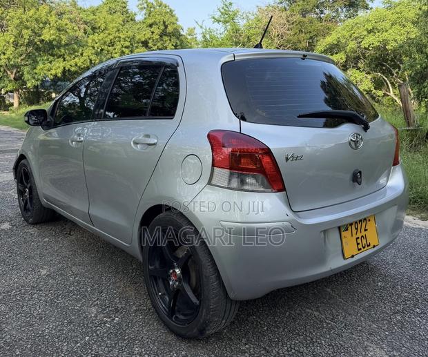 Toyota Vitz 2005 Silver