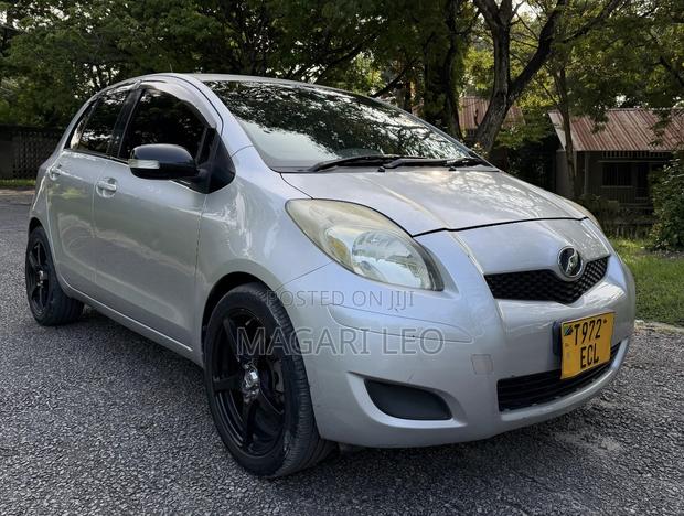 Toyota Vitz 2005 Silver