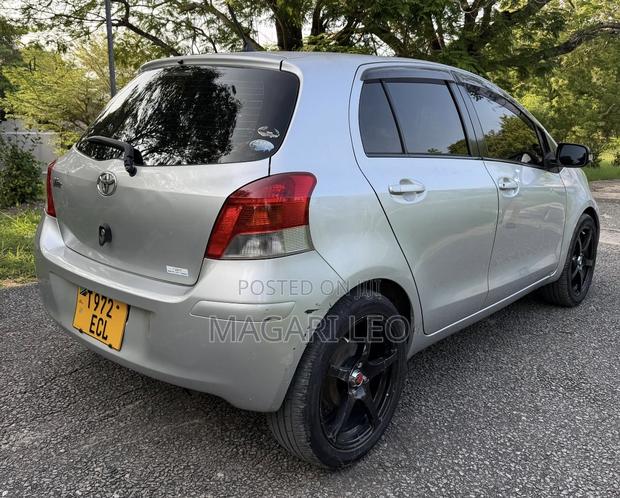 Toyota Vitz 2005 Silver