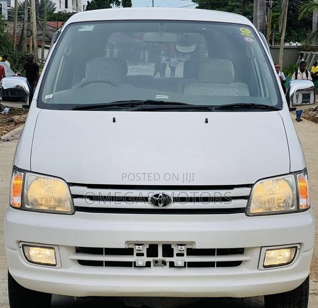 Toyota Noah 2.0 AWD (8 Seater) 2001 White