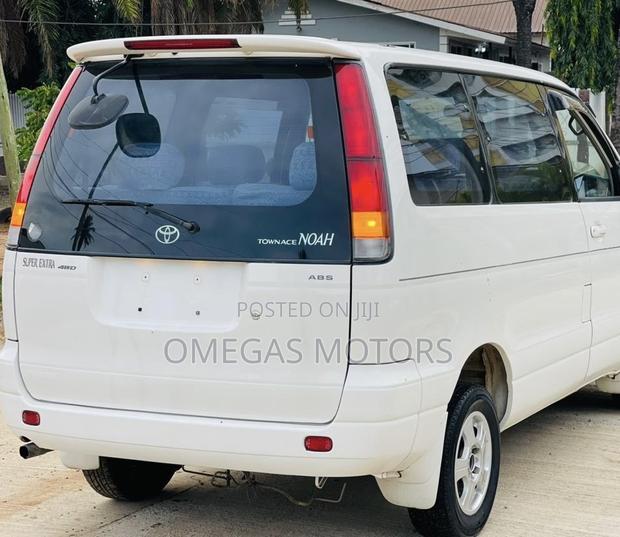 Toyota Noah 2.0 AWD (8 Seater) 2001 White