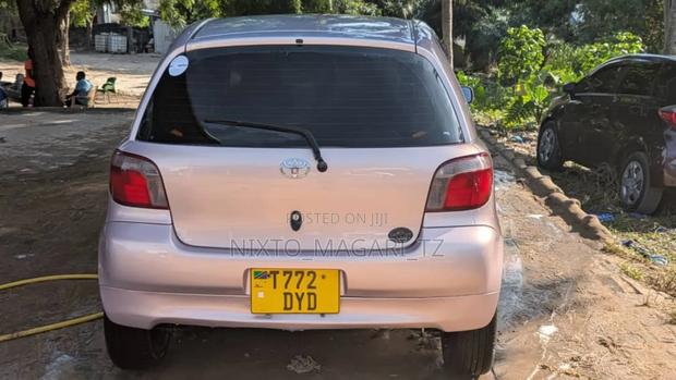 Toyota Vitz 2004 Pink
