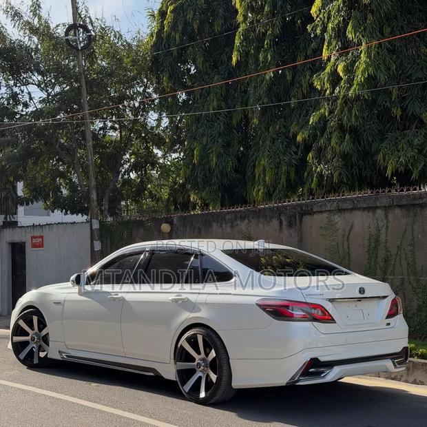 Toyota Crown 2018 White