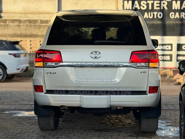 Toyota Land Cruiser 2021 White