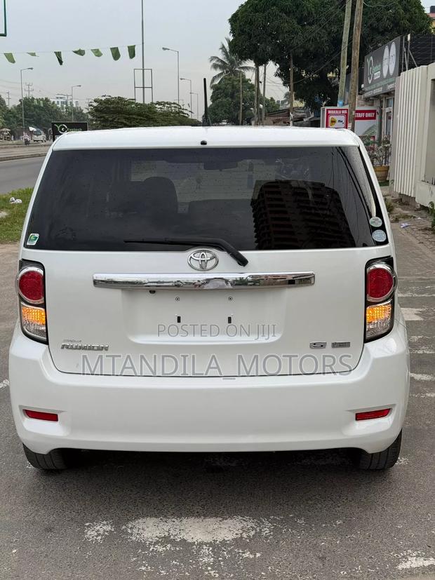 Toyota Corolla Rumion Hatchback 1.8 AWD 2011 White