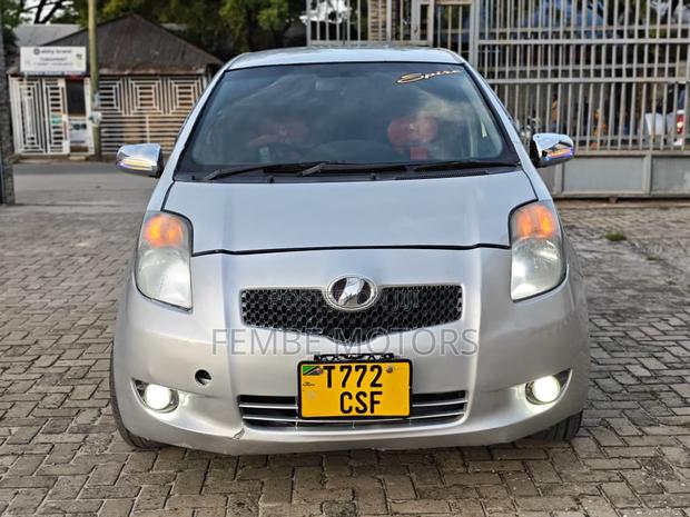 Toyota Vitz 2006 Silver
