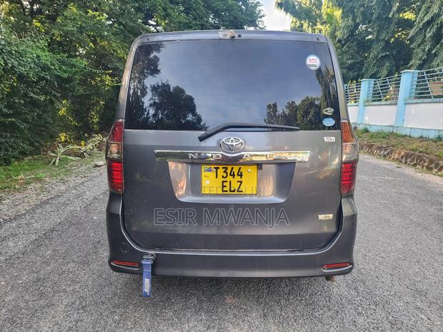 Toyota Noah 2009 Gray