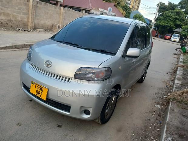 Toyota Porte 2004 Silver